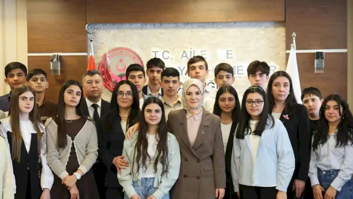 Bakan Göktaş Karabağ şehitlerinin çocuklarıyla buluştu