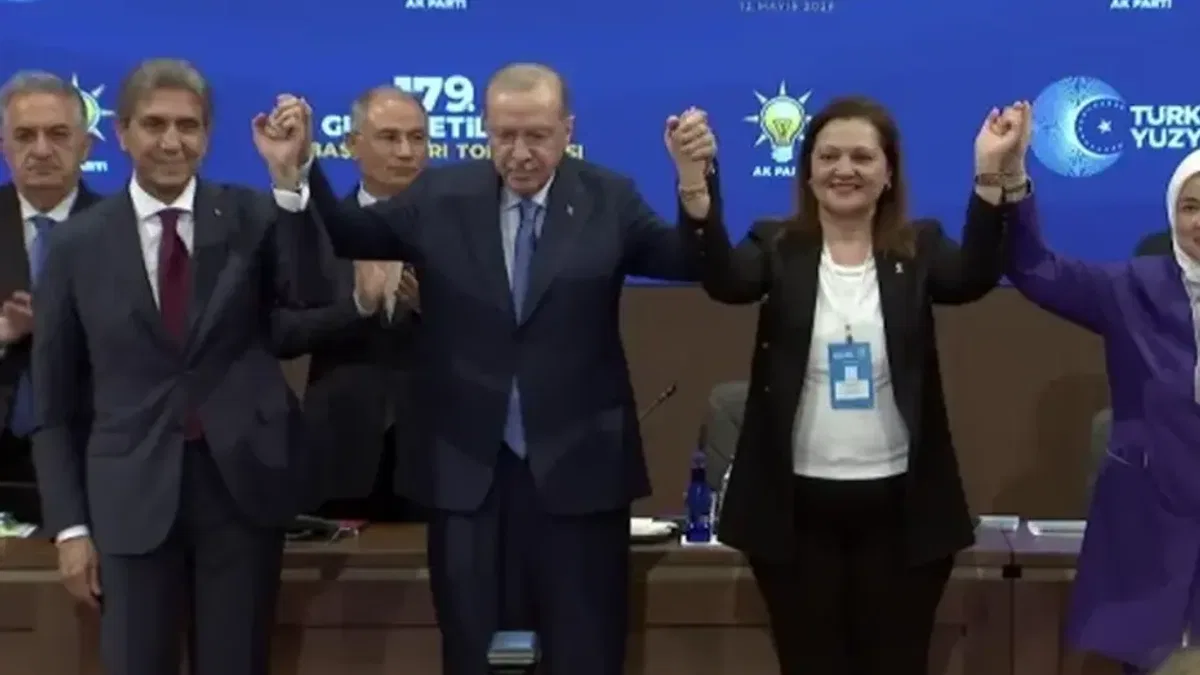CHP'li iki belediyeden AK Parti'ye katılım... Rozetlerini Erdoğan taktı