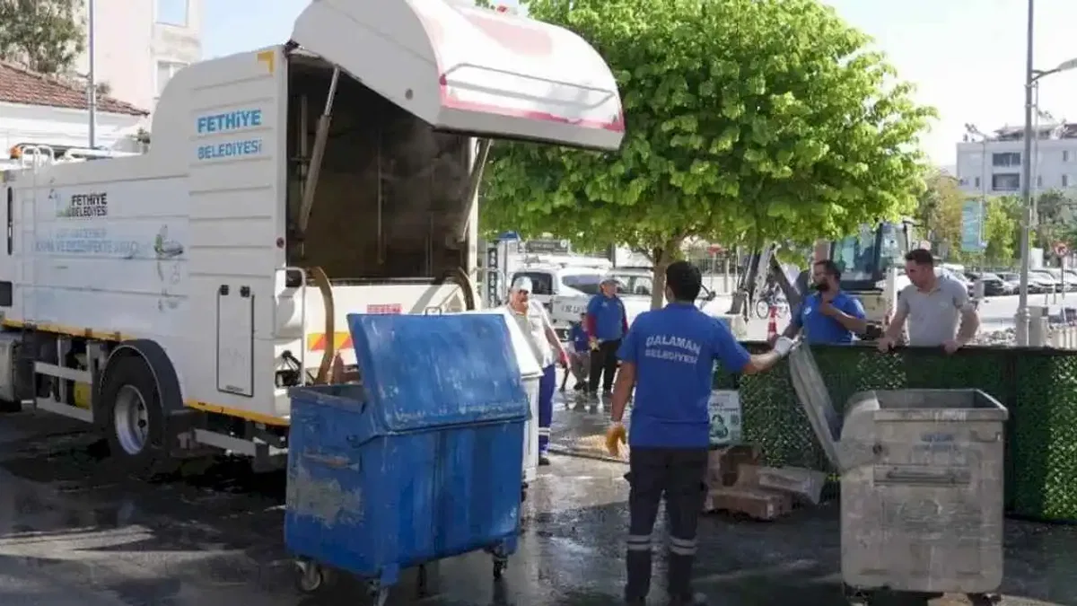 Muğla Dalaman’da çöp konteynerleri yerinde yıkandı