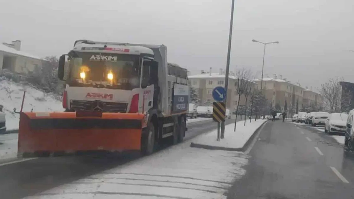 Kocaeli'de kar mesaisi sürüyor