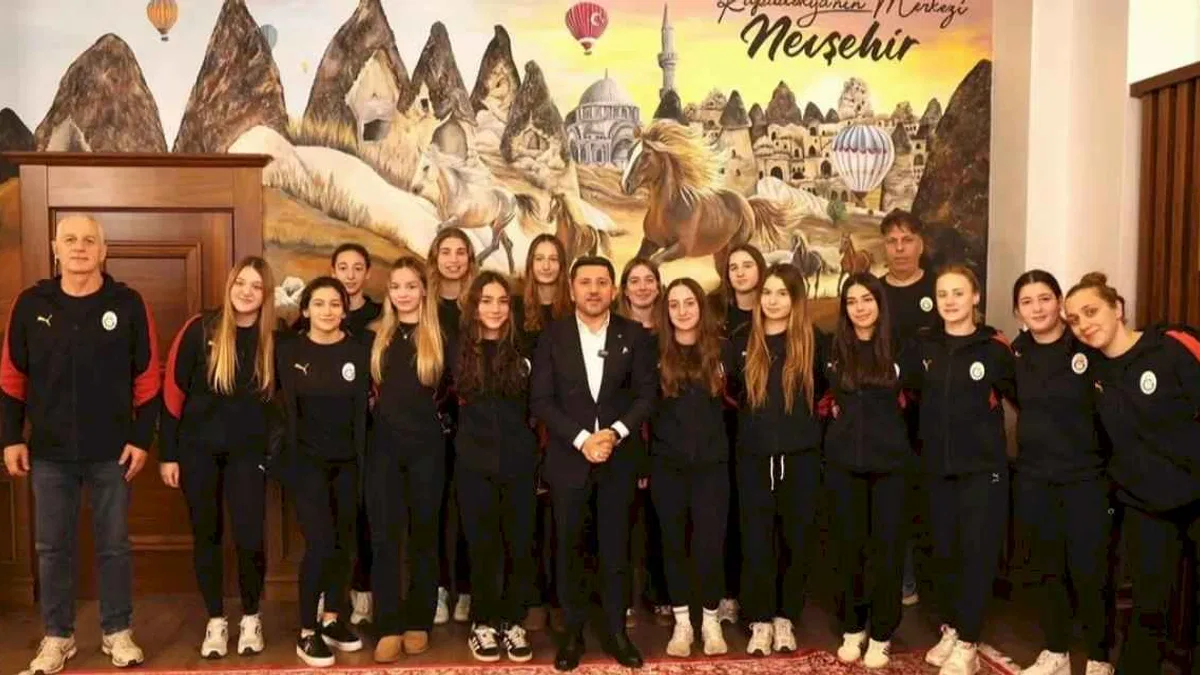 Galatasaray Sutopu Takımı'ndan Başkan Arı'ya ziyaret