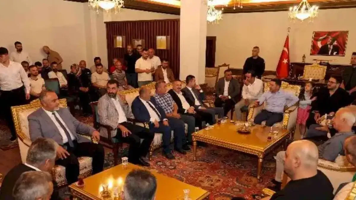 Başkan Arı, belediye personelleri ve vatandaşlarla bayramlaştı