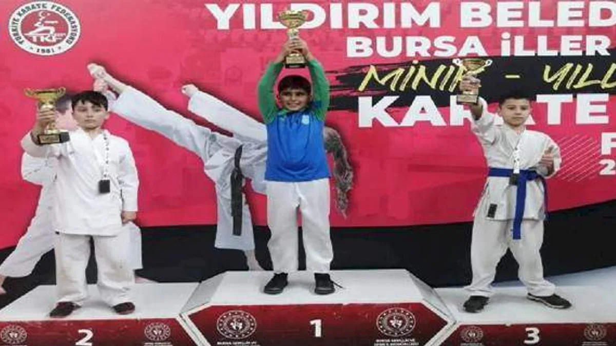 Çayırovalı karateciler Bursa'dan kupa ve madalyalarla döndü