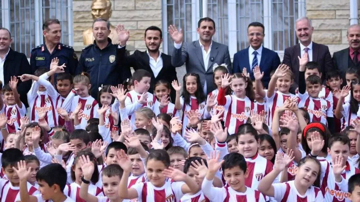 İnegöl Yeniceköy'de 750 öğrenciye forma dağıtımı