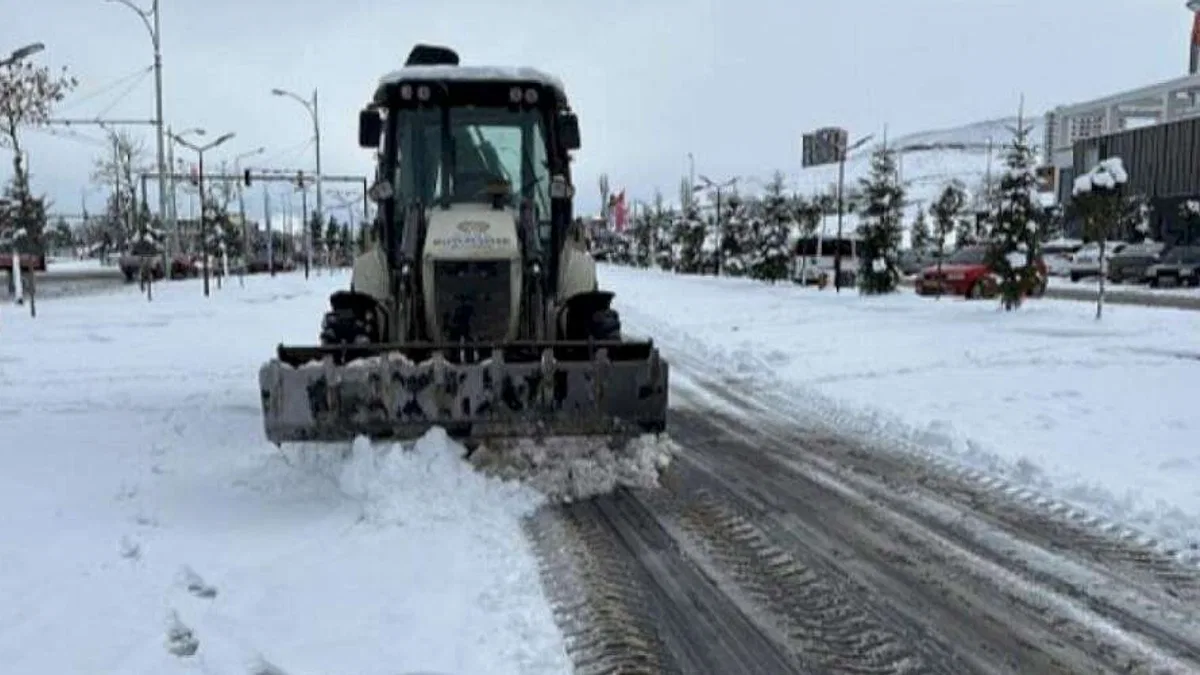 Malatya'da karla mücadele devam ediyor