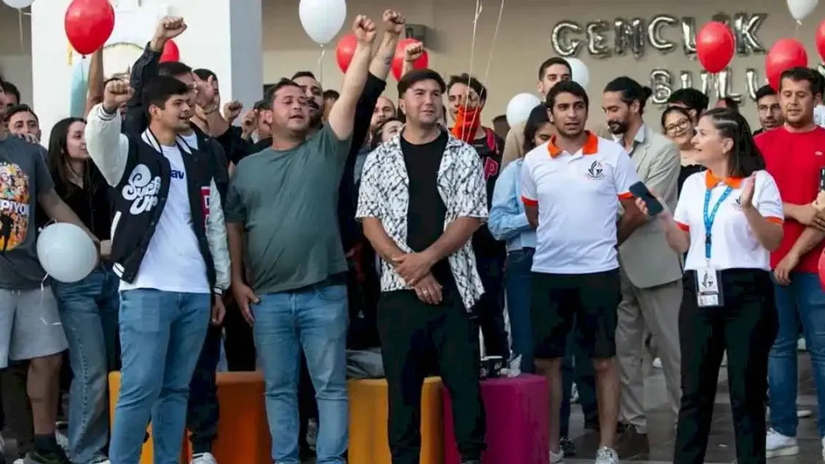 İzmir Güzelbahçe’de gençler yaza merhaba dedi