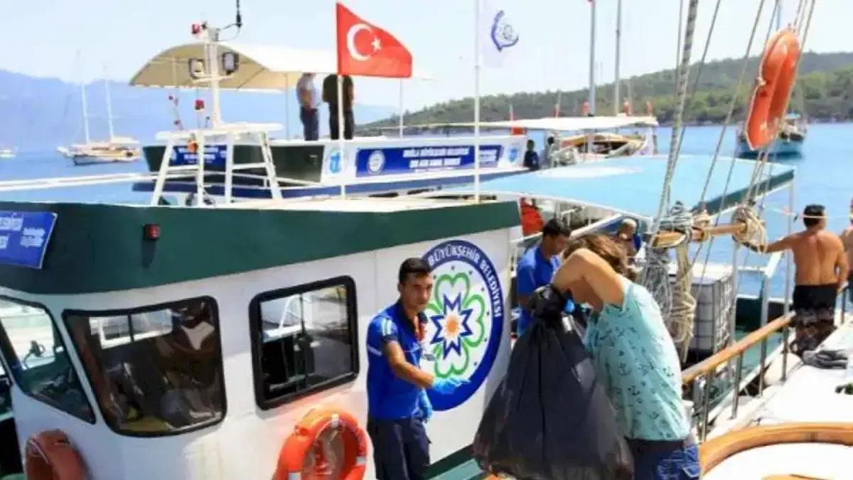 Muğla Büyükşehir Belediyesi bayram tatilinde de teknelerden atık topladı