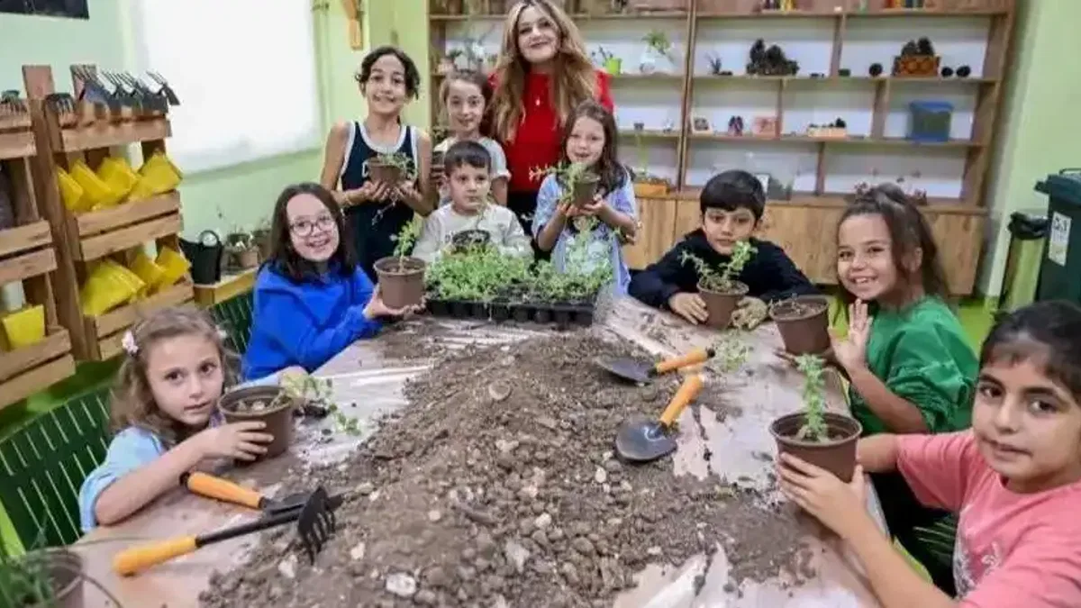 Mersin’de minik eller toprakla hayata dokunuyor