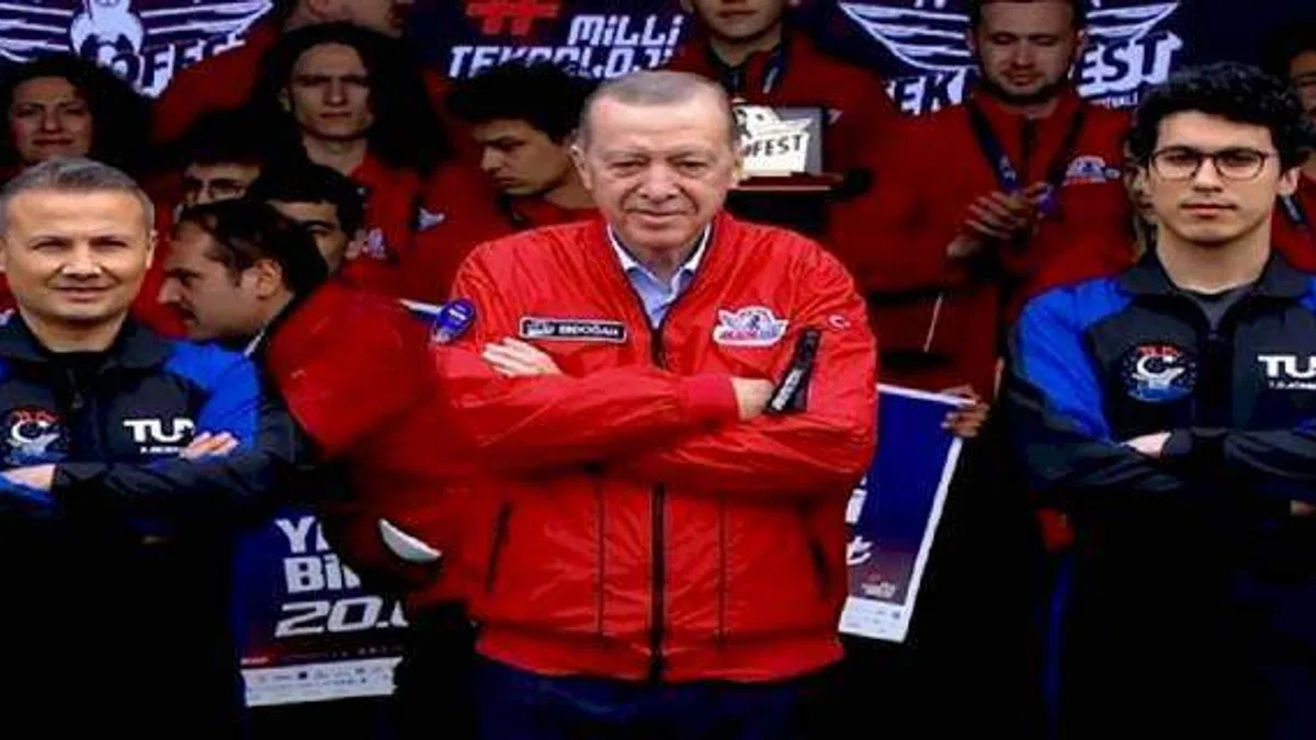 Uzay yolcularına Türk bayrakları teslim edildi