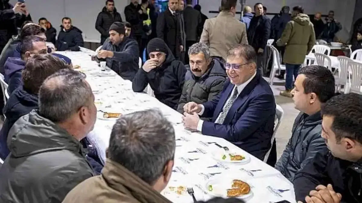 Başkan Tugay şantiyede Büyükşehir Belediyesi emekçileriyle buluştu "Namusumuzla, bütün gayretimizle İzmir için çalışmaya devam edeceğiz"