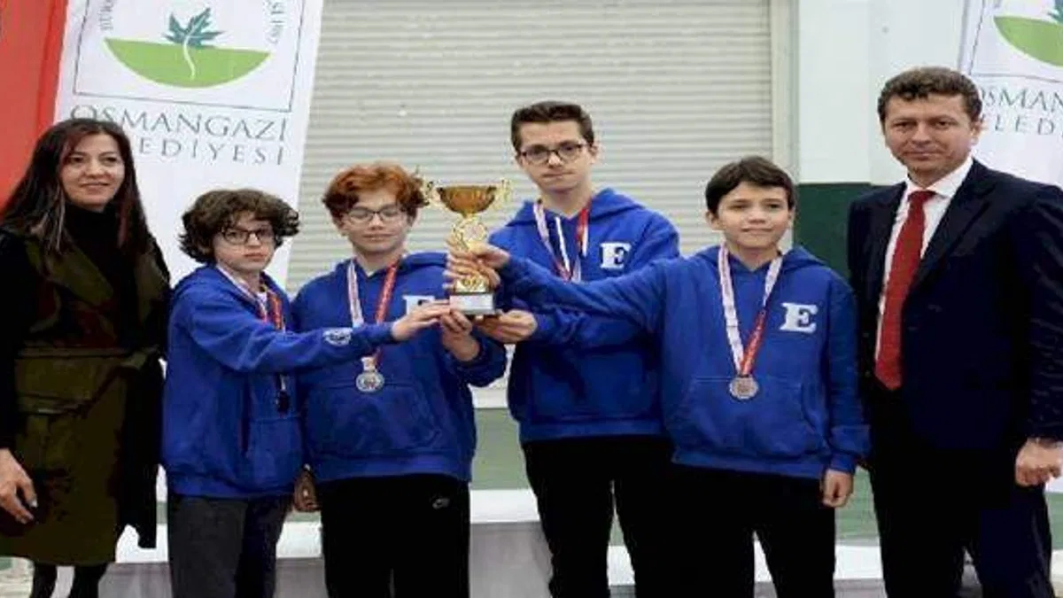 Satranç ustaları kupalarına kavuştu