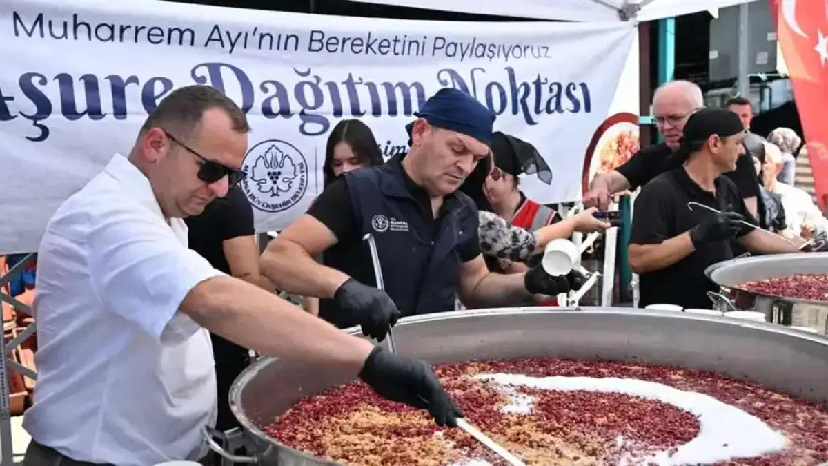 Manisa Büyükşehir’den pazarda 2 bin kişiye aşure ikramı
