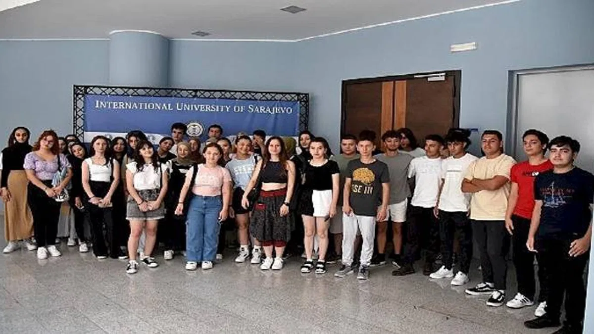 Selçuklu Belediyesi, Uluslararası Saraybosna Üniversitesi ve Saraybosna Eğitimi Geliştirme Vakfı (SEDEF) İş Birliğinde 10. sınıf öğrencileri için İngilizce dil eğitimi veriliyor