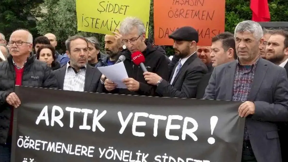 Öğretmenler Şile ve Ağva meydanında 'şiddete hayır' dedi