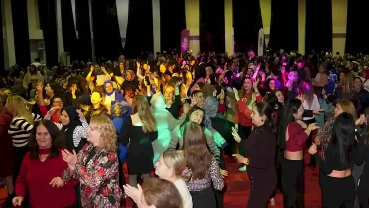Manisalı kadınlar ‘Yeni yıl matinesi’nde buluştu