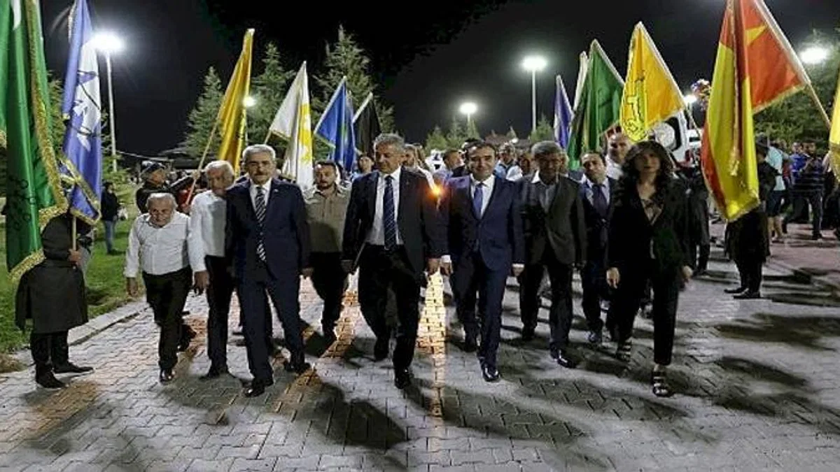 İkinci Günde Şölen Ateşi Geceyi Aydınlattı