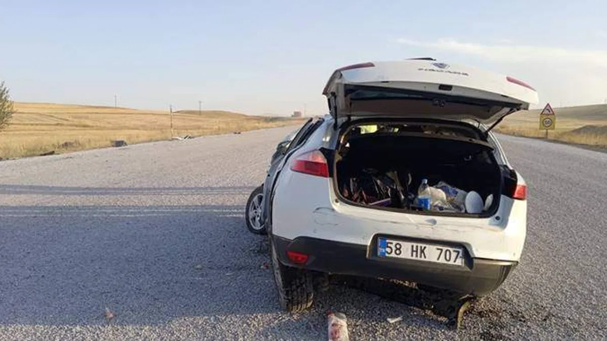 Sivas'ta devrilen otomobildeki polis memuru yaralandı