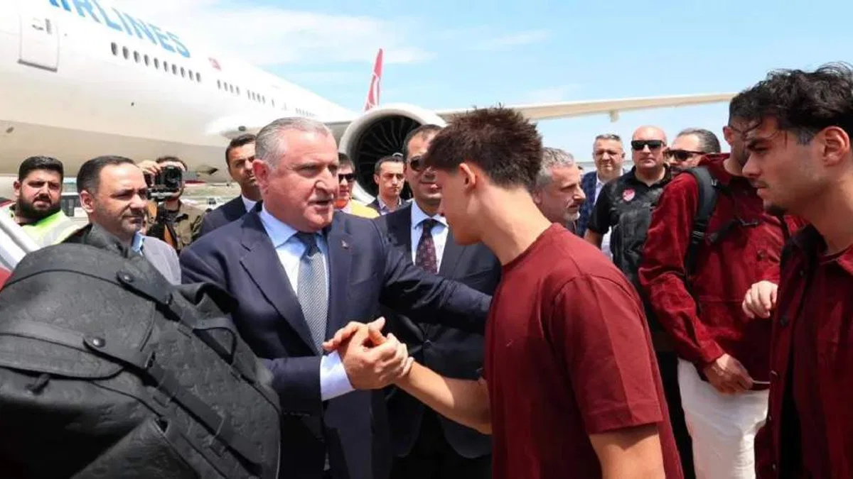 Bakan Bak millileri uğurladı