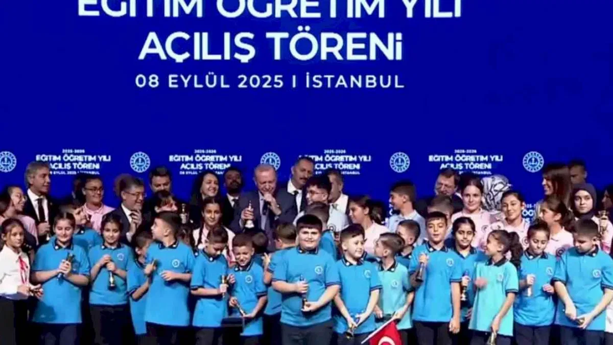 Yeni dönem açılışında 'Maarif' mesajı... Zilleri öğrencilerle birlikte çaldı