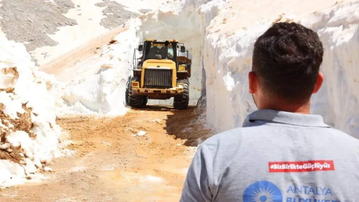 Antalya’da yayla yollarında karla mücadele sürüyor