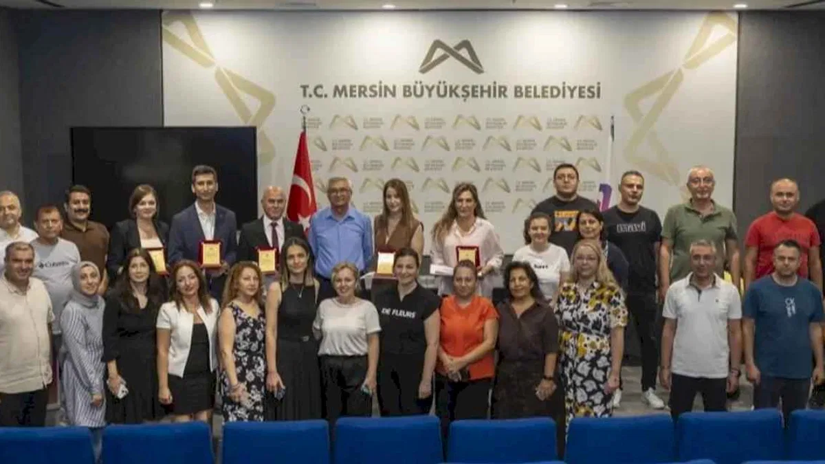 Mersin Büyükşehir’de görevde yükselen 22 personele plaket takdimi