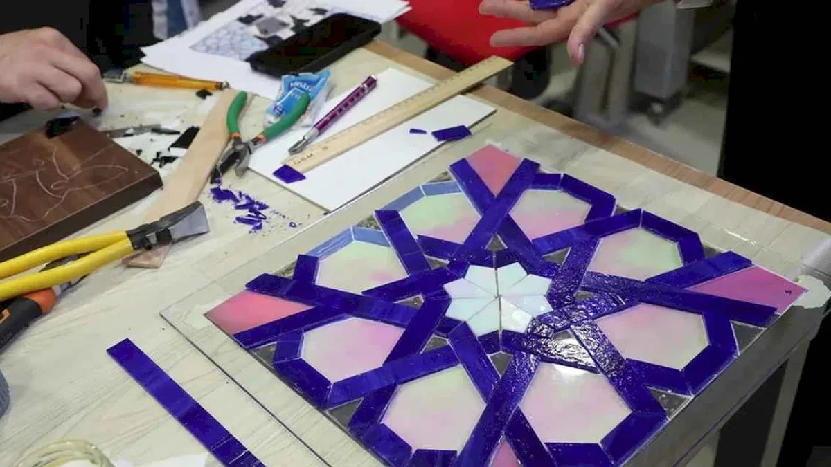 Manisa'da vitray sanatını yaşatıyorlar