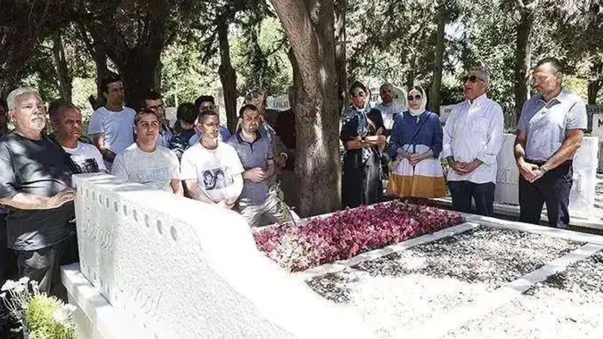 Türk sinemasının unutulmaz ismi Kemal Sunal kabri başında anıldı