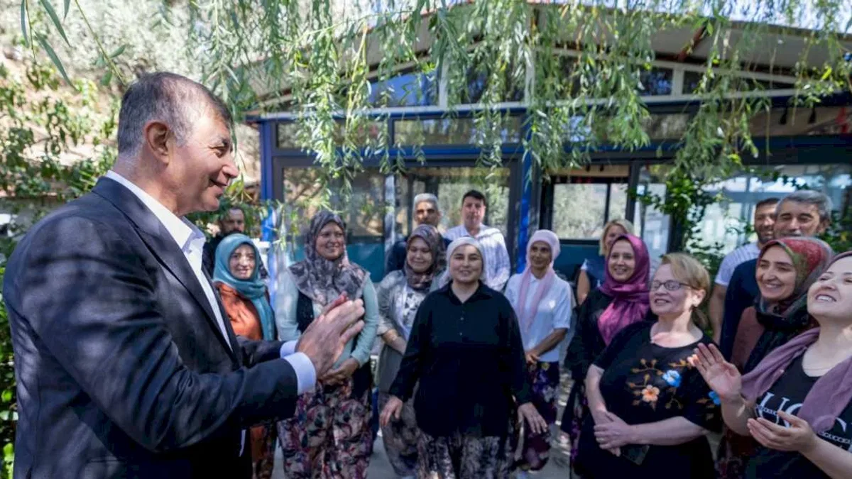 İzmir Bayındır mahallelerini ziyaret eden Tugay talepleri dinledi