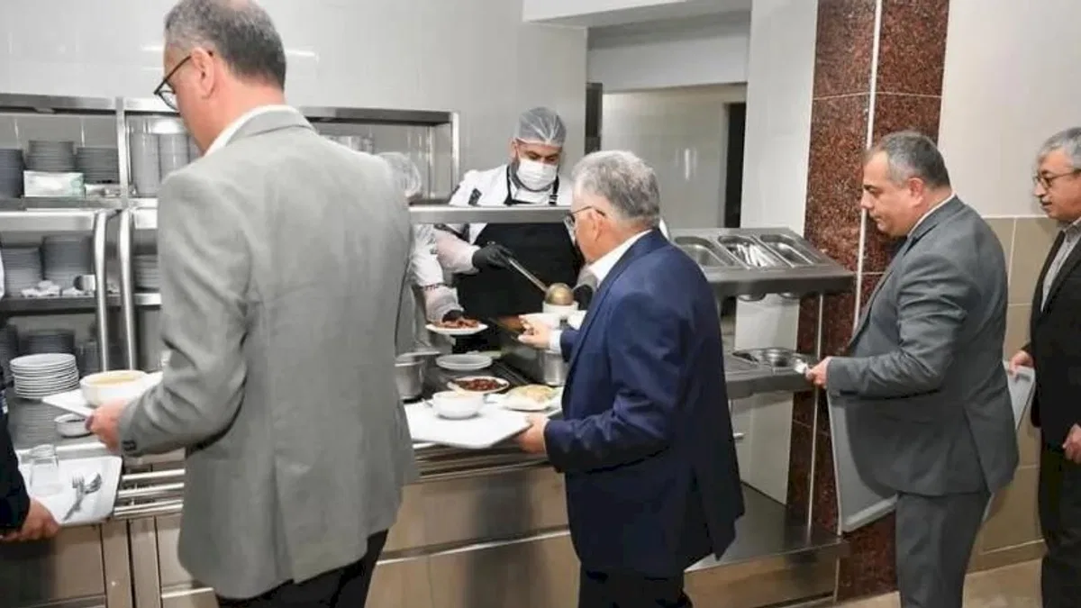 KASKİ personeline Başkan Büyükkılıç morali