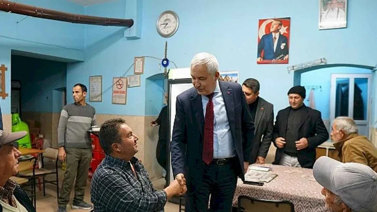 Kemalpaşa Belediye Başkanı Mehmet Türkmen, vatandaşlarla bir araya geldiği hemşehri ziyaretleri gerçekleştiriyor