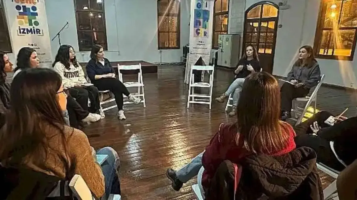 Genç İzmir Kitap Kulübü kapılarını açtı