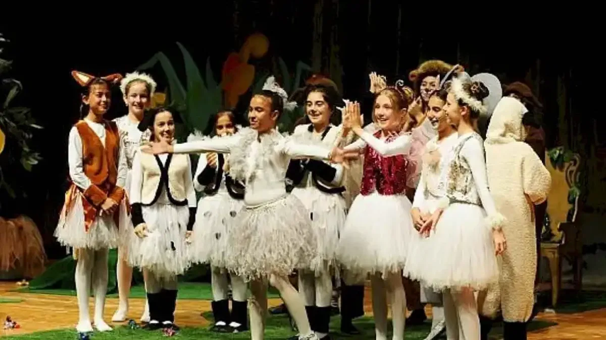Karşıyaka Belediye Tiyatrosu yeni sezona perdelerini açtı