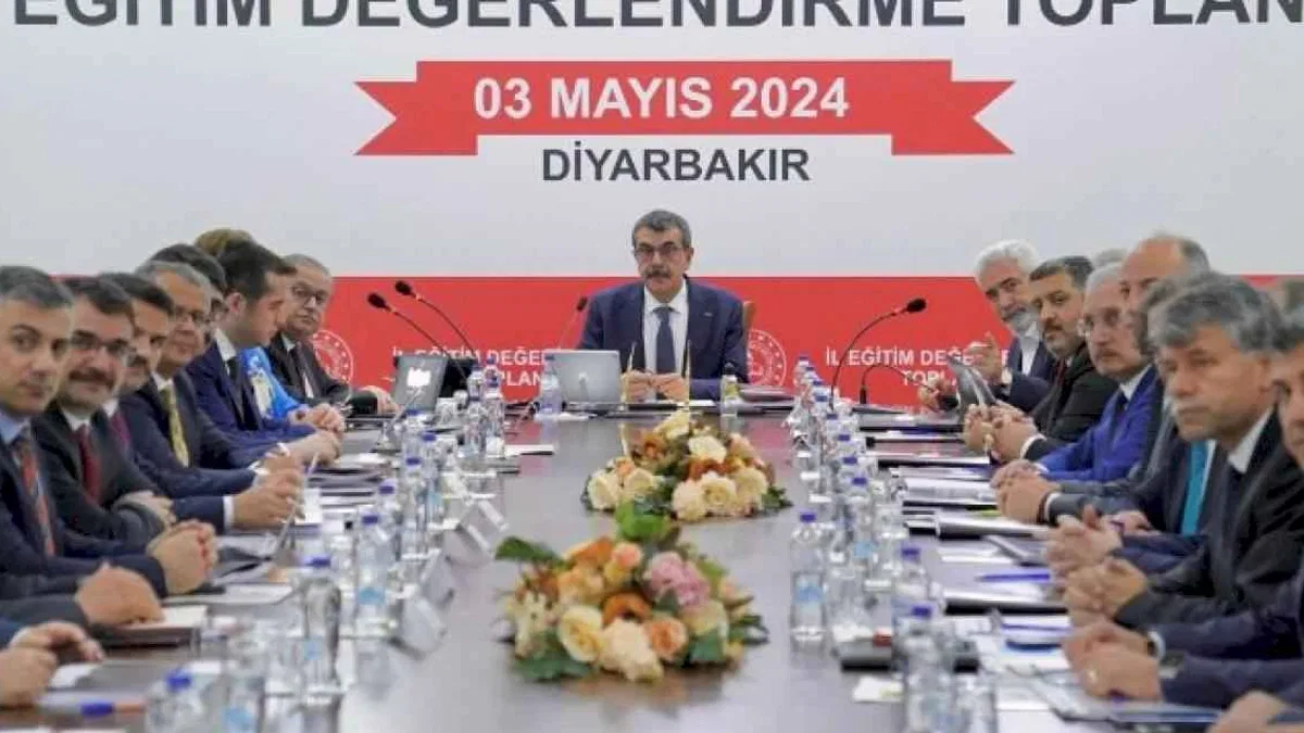 Bakan Tekin Diyarbakır'da eğitimi değerlendirdi