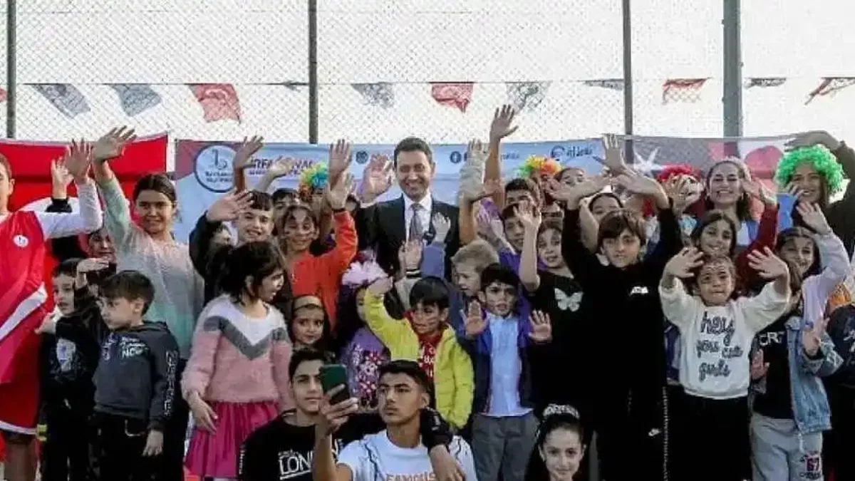 Bayraklı'da çocuklar mahalle şenliğinde buluştu