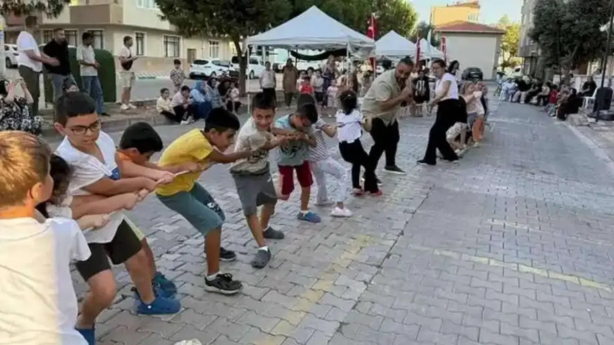 Bursa Karacabey geleneksel sokak oyunları etkinliğinde final