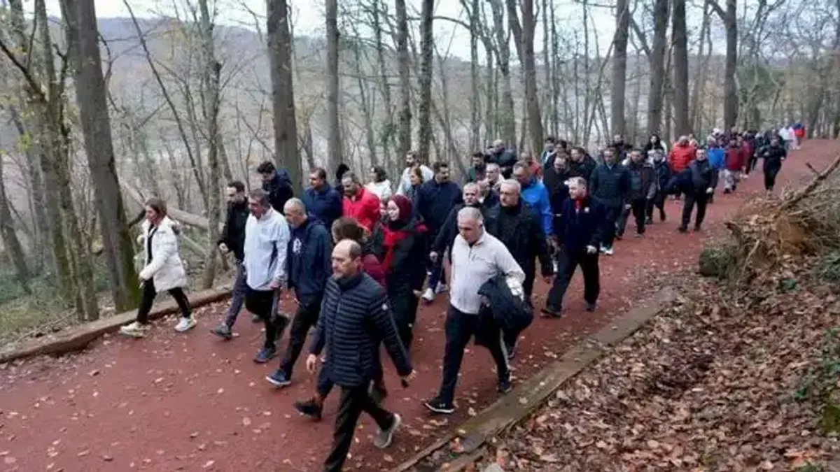 Bakan Tekin öğretmenlerle doğa yürüyüşü yaptı