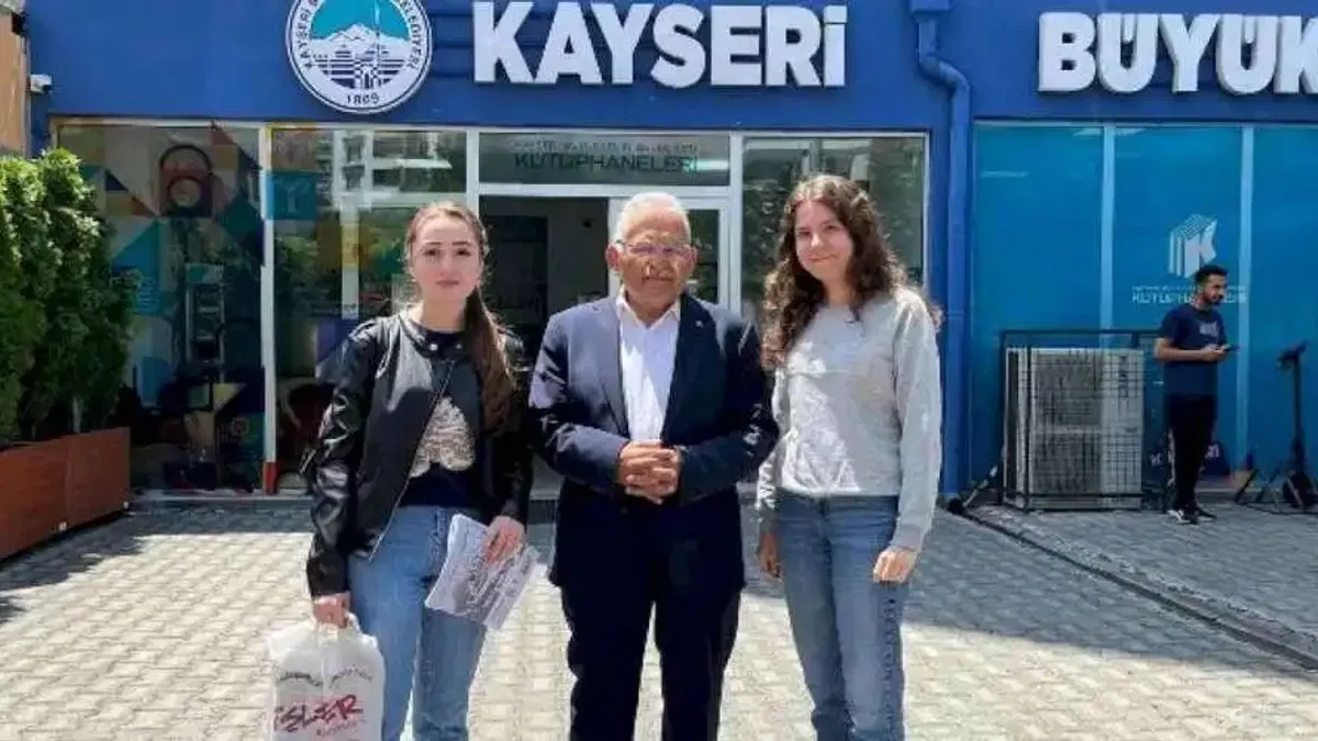 Başkan Büyükkılıç, Mevlana Kütüphanesi’nde gençlerle buluştu