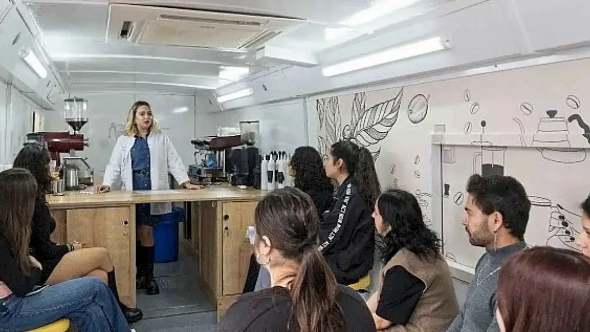 İzmir'in Mobil Barista Otobüsü yollarda