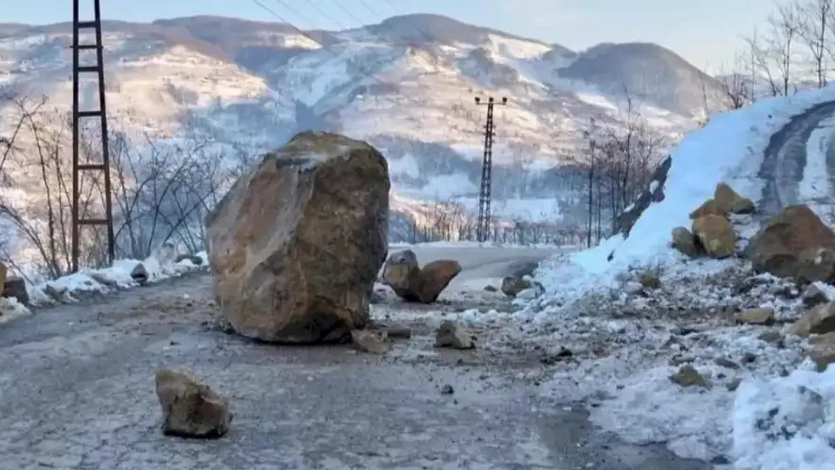 Eriyen karlar heyelanlara yol açtı