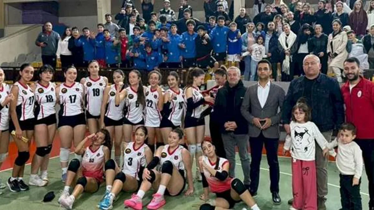İzmir Çiğli'nin voleybol takımları ligin zirvesinde