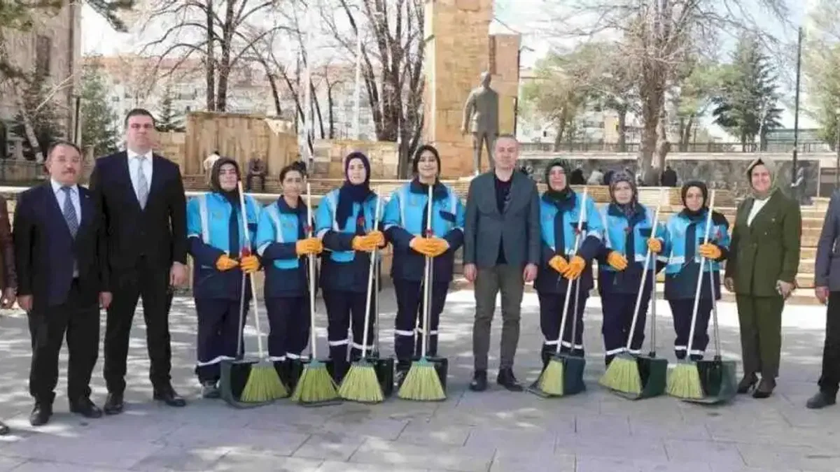 Sivas’ta şehir temizliğine kadın eli değdi