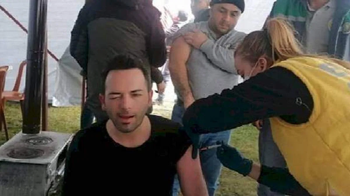 Antalya Büyükşehir Belediyesi Sağlık Ekipleri Deprem Bölgesinde Tetanoz Aşısı Yapıyor