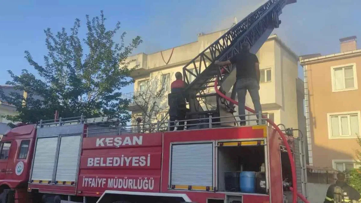 Edirne Keşan'da apartman çatısında yangın