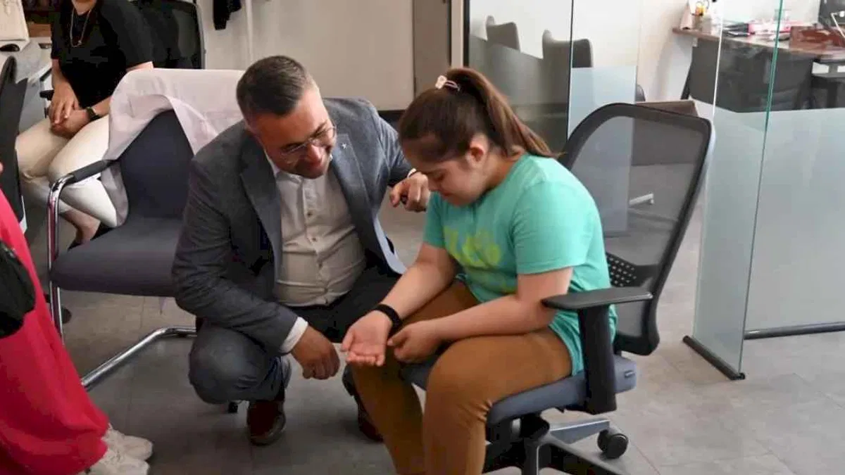 Manisa’da 'Ben Buradayım' akıllı bileklikleri dağıtılıyor