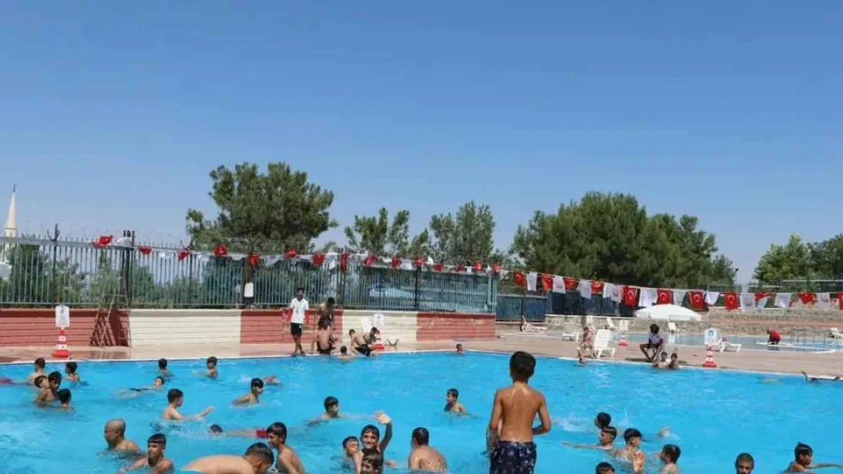 Belediye havuzlarında 152 bin kişi yüzdü