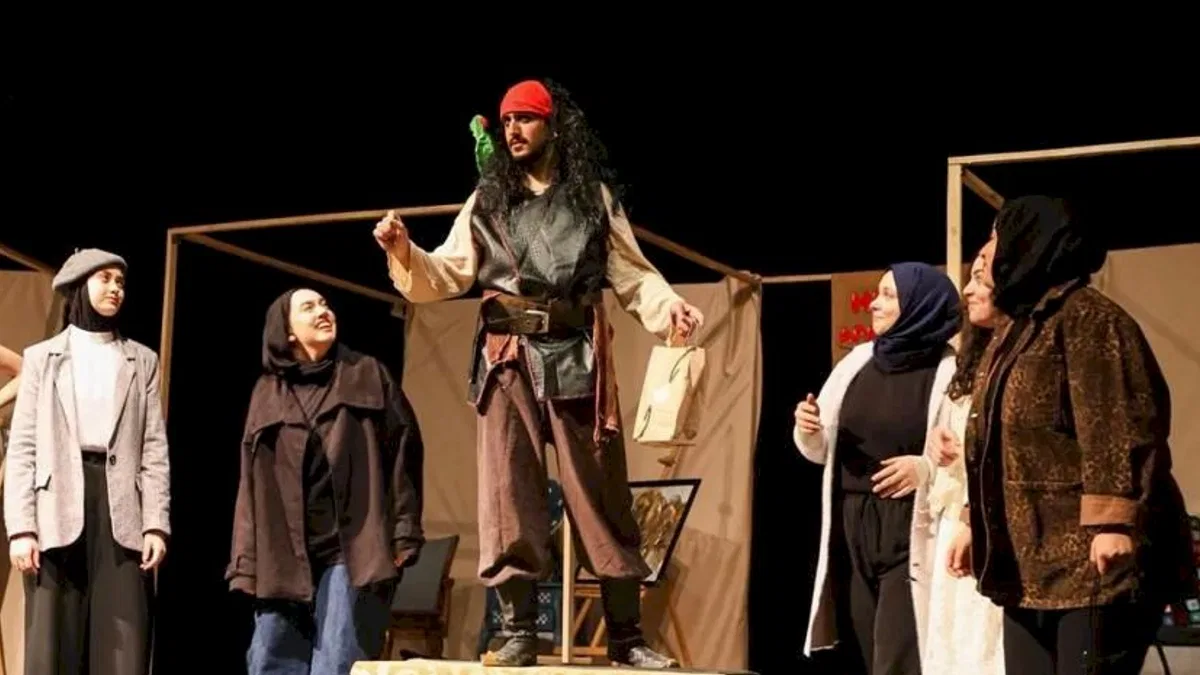 Konya’da Retro Tiyatro Topluluğu’ndan esprili ve etkileyici performans