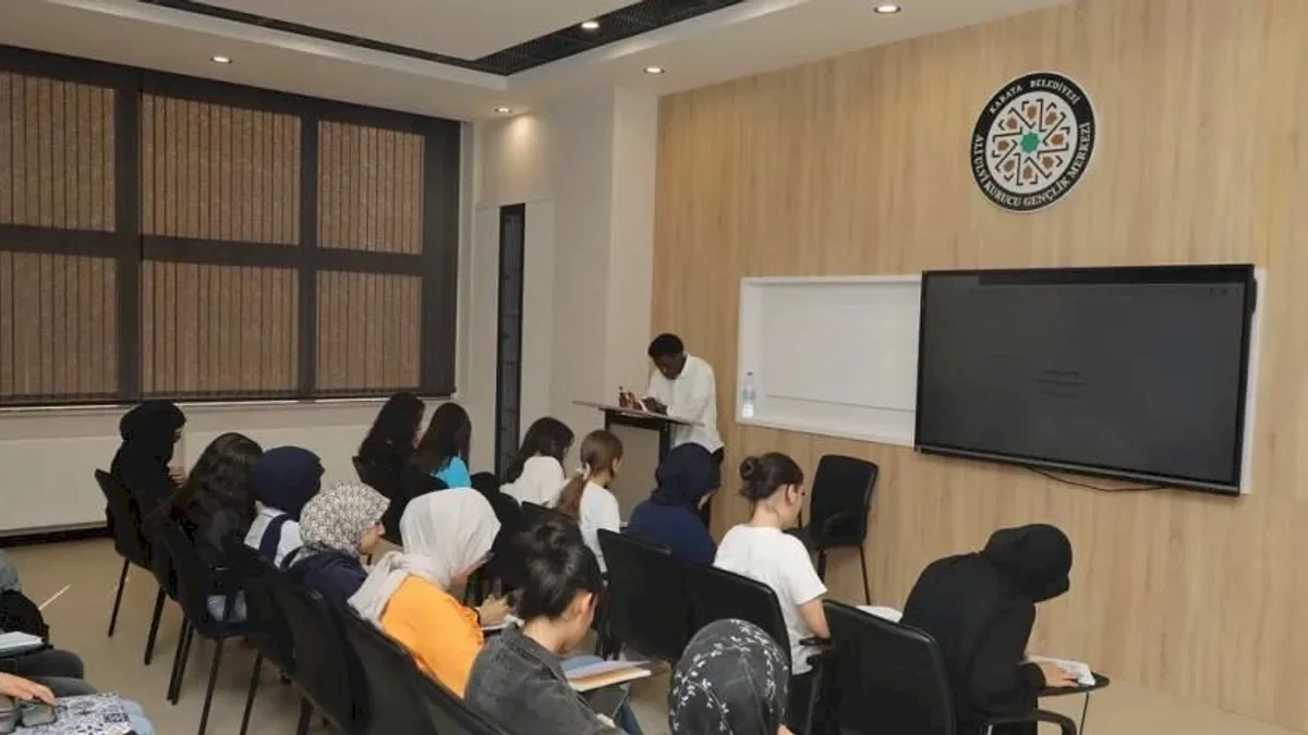 Konya Karatay'da gençlere 18 branşta eğitim fırsatı sunuyor