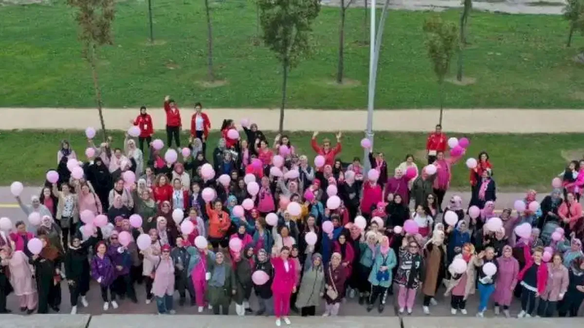 Kadınlardan Kocaeli'de pembe balonlu yürüyüş