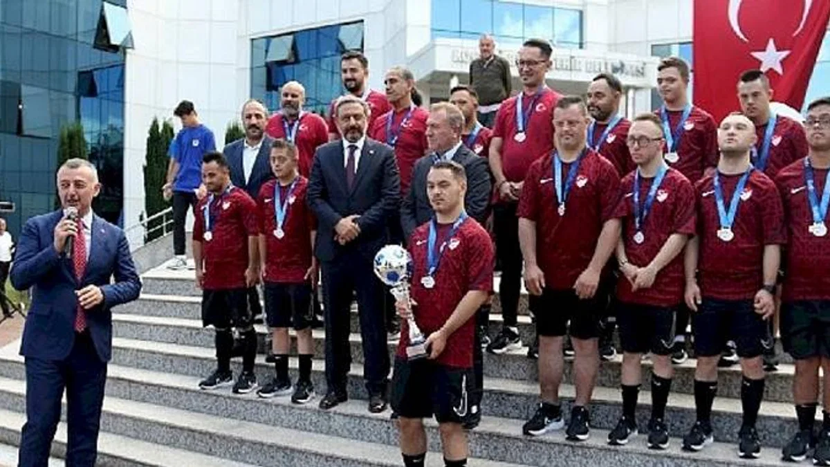 Şampiyonluk kupasını Başkan Büyükakın'a getirdiler