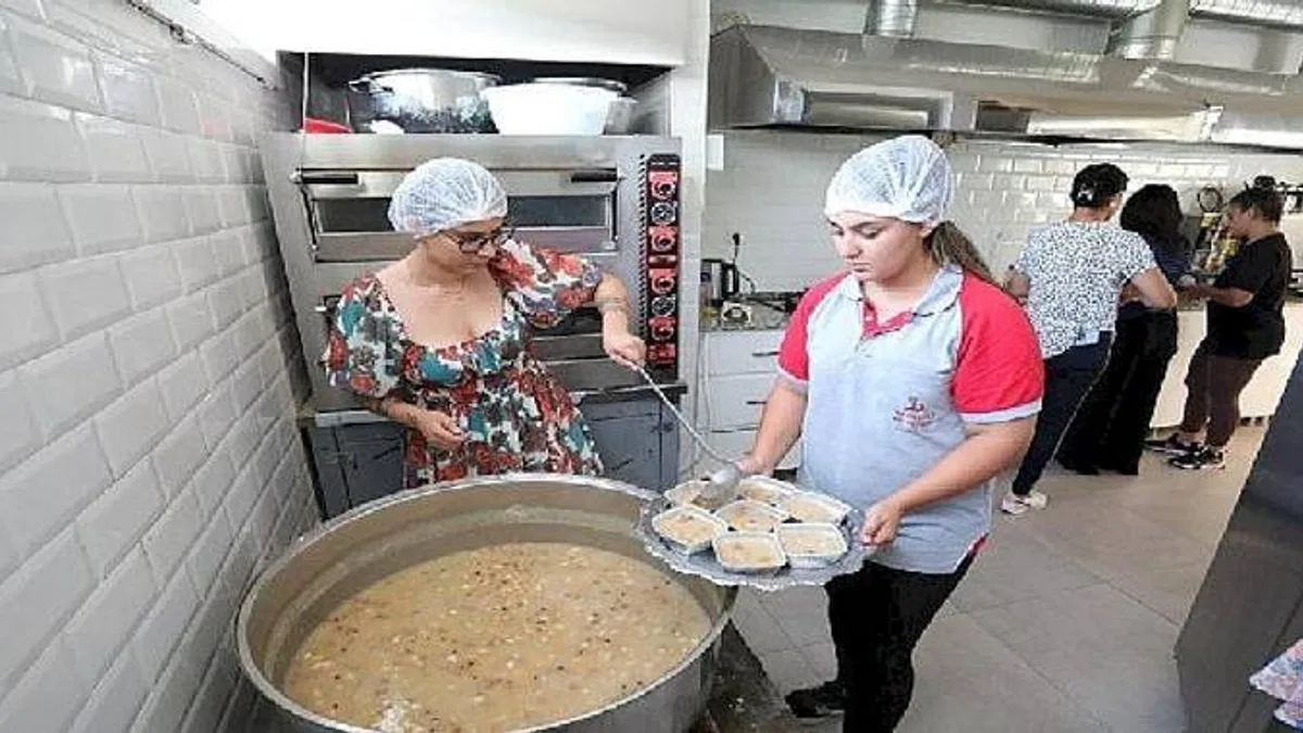 Bayraklı'da aşure bereketi